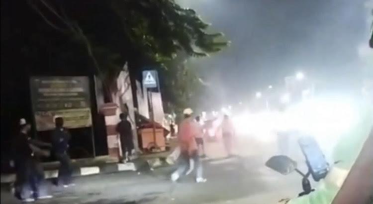 Cuplikan-layar-video-amatir-tawuran-dua-kelompok-remaja-di-Jalan-Raya-Bogor.jpg
