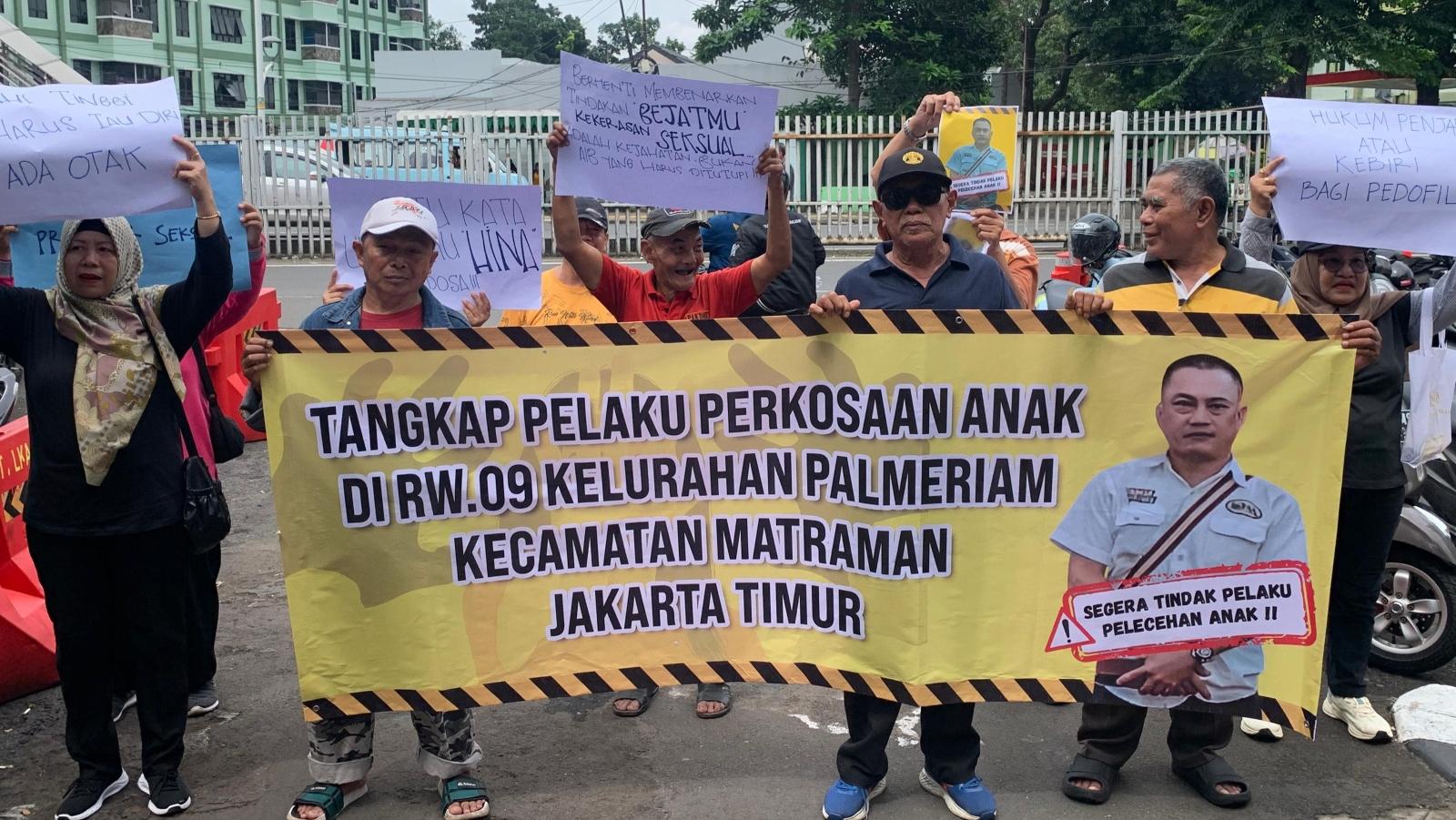 DEMO-Warga-RW-09-Palmeriam-Matraman-Jakarta-Timur-demo-Polres-Metro-Jaktim.jpg