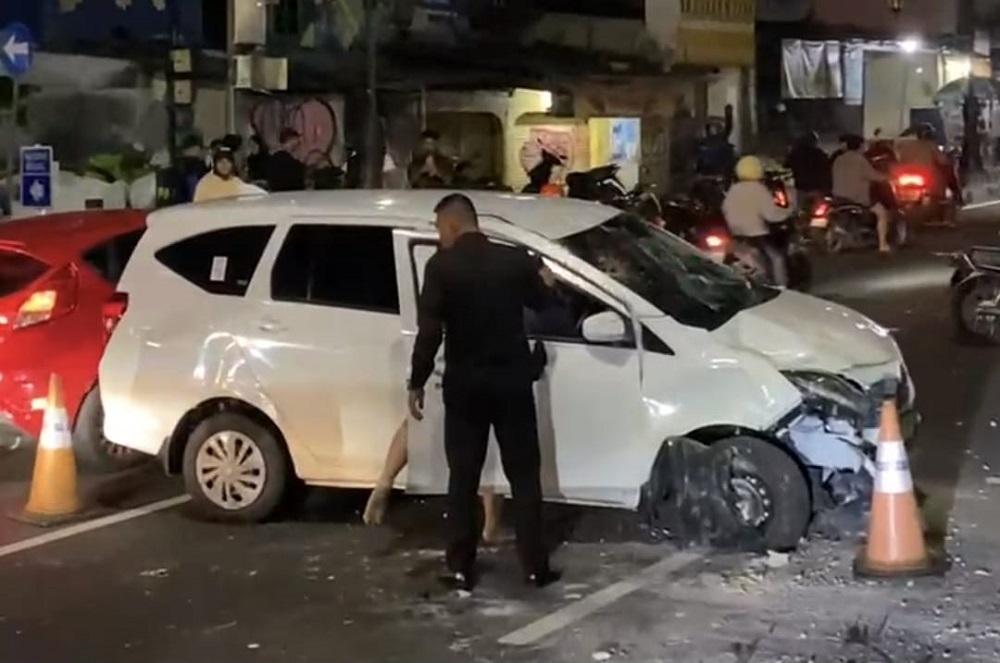 Daihatsu-Sigra-ringsek-menabrak-separator-di-Jalan-Margonda-Depok-Sabtu-692025.jpg