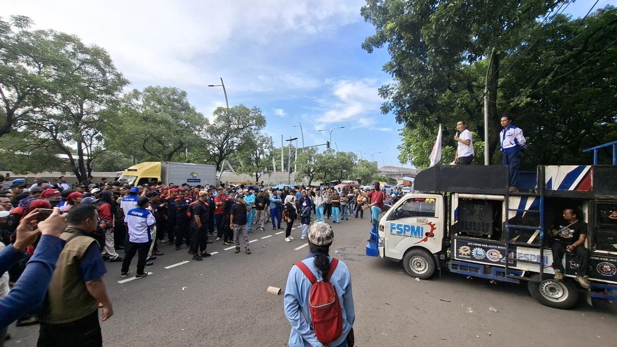 Tutup Akses Jalan Ahmad Yani di Depan Kantor Pemkot Bekasi, Buruh Minta UMK Bekasi Naik 0,9 Persen