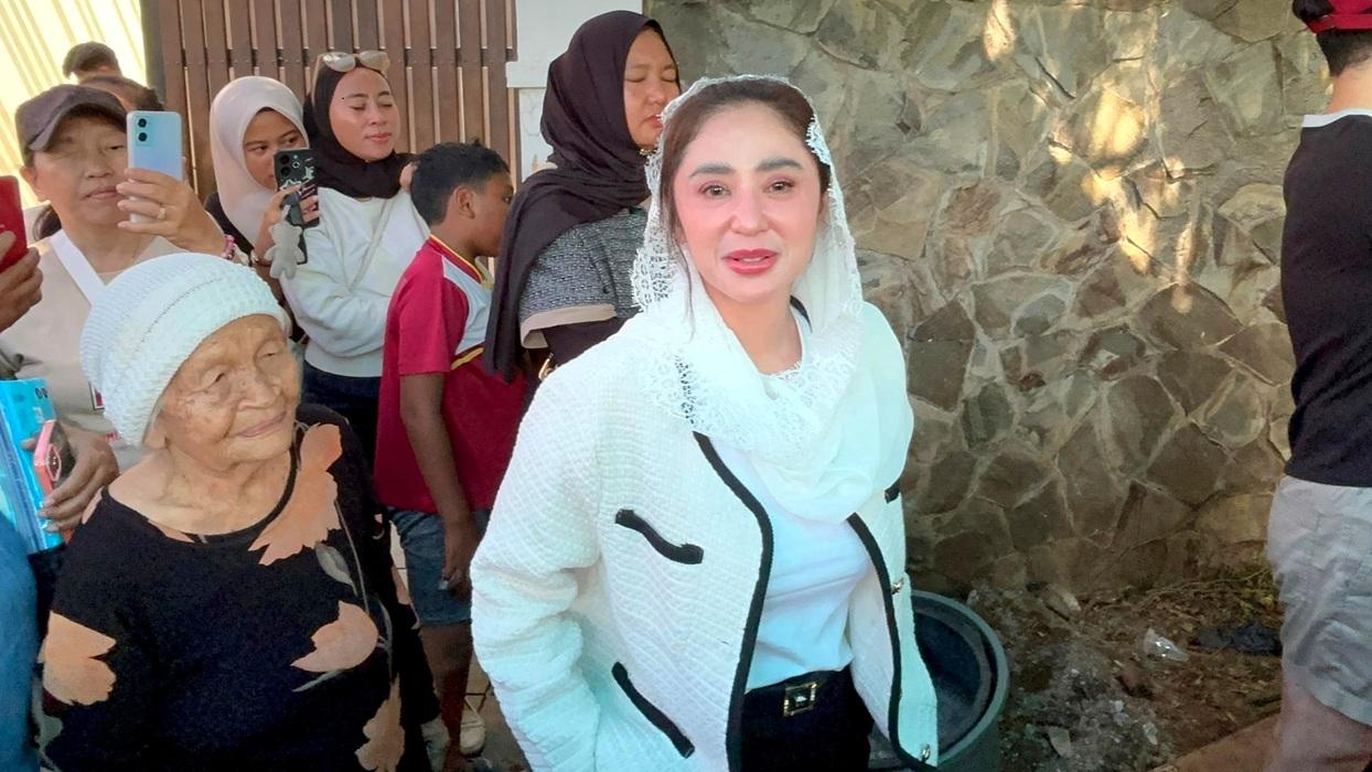 Dewi-Perssik-Nenek-102-tahun.jpg