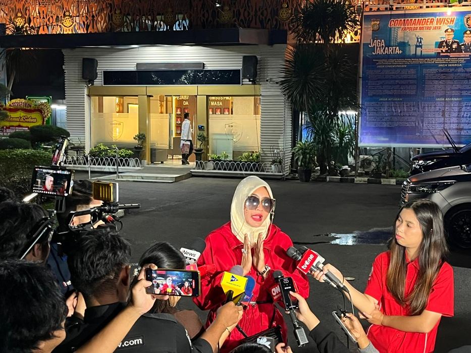 Dokter-Detektif-Doktif-alias-dokter-Samira-Farahnaz-tiba-tiba-mendatangi-gedung-Ditreskrimsus.jpg