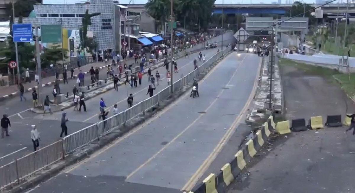 Dua-kelompok-warga-terlibat-tawuran-di-dekat-Apartemen-Bassura.jpg