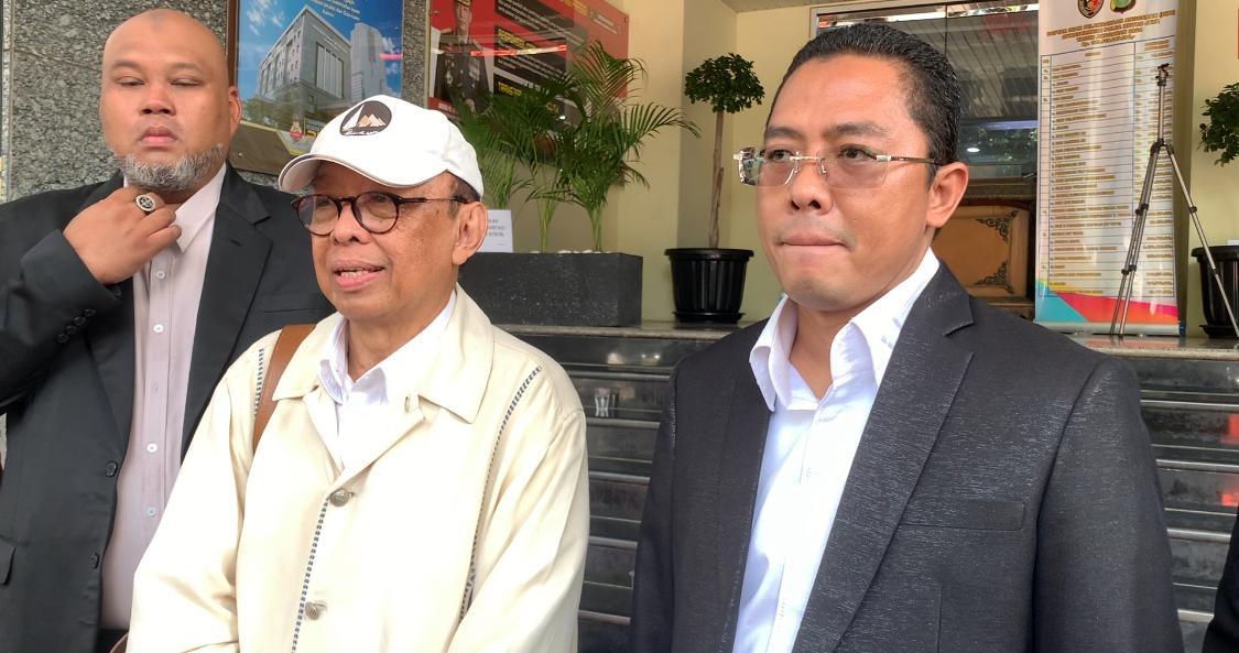 Edie-Toet-Hendratno-didampingi-kuasa-hukumnya-di-gedung-Ditreskrimum-Polda-Metro-Jaya.jpg
