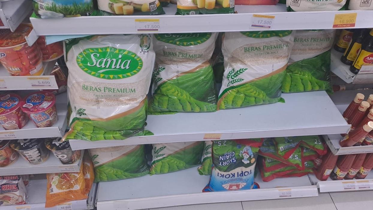 Etalase-beras-premium-di-salah-satu-minimarket.jpg