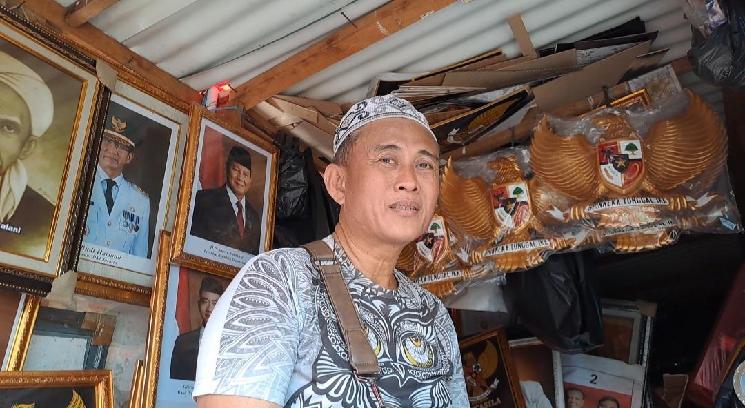 Faturrohman-pedagang-figura-dan-foto-Prabowo-Gibran-di-Pasar-Baru.jpg