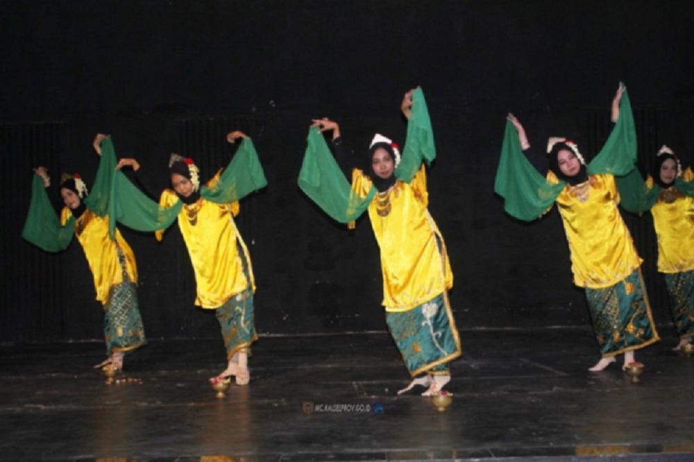 Cara Loyalis Bacapres PDIP Rangkul Perempuan Millenial Melestarikan Tarian Daerah Kalimantan Selatan