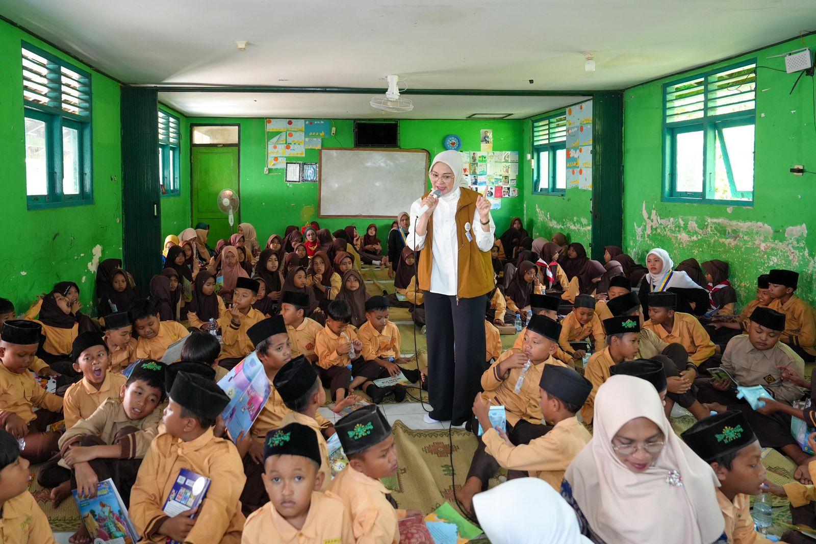 Founder-Jendela-Dunia-Kita-Rustini-Muhaimin-bersama-anak-anak.jpg