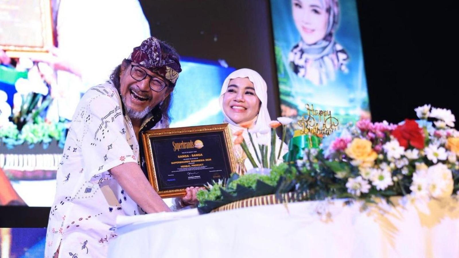 Founder-PT-Kutus-Kutus-Herbal-Bambang-Pranoto-bersama-Riva-Effrianti.jpg