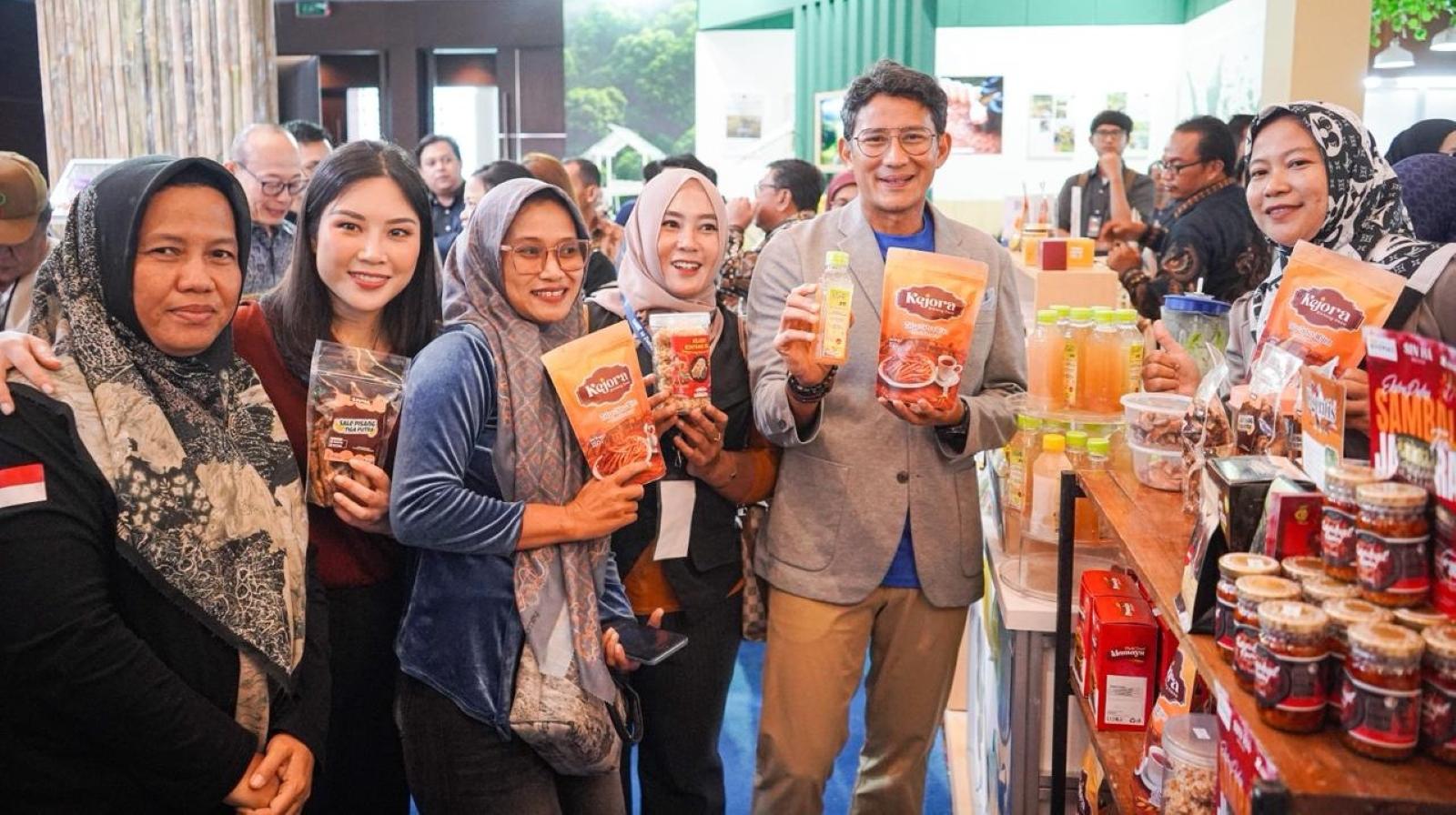 Founder-Yayasan-Indonesia-Setara-YIS-Sandiaga-Salahuddin-Uno-bersama-para-ibu-di-Demo-Day.jpg