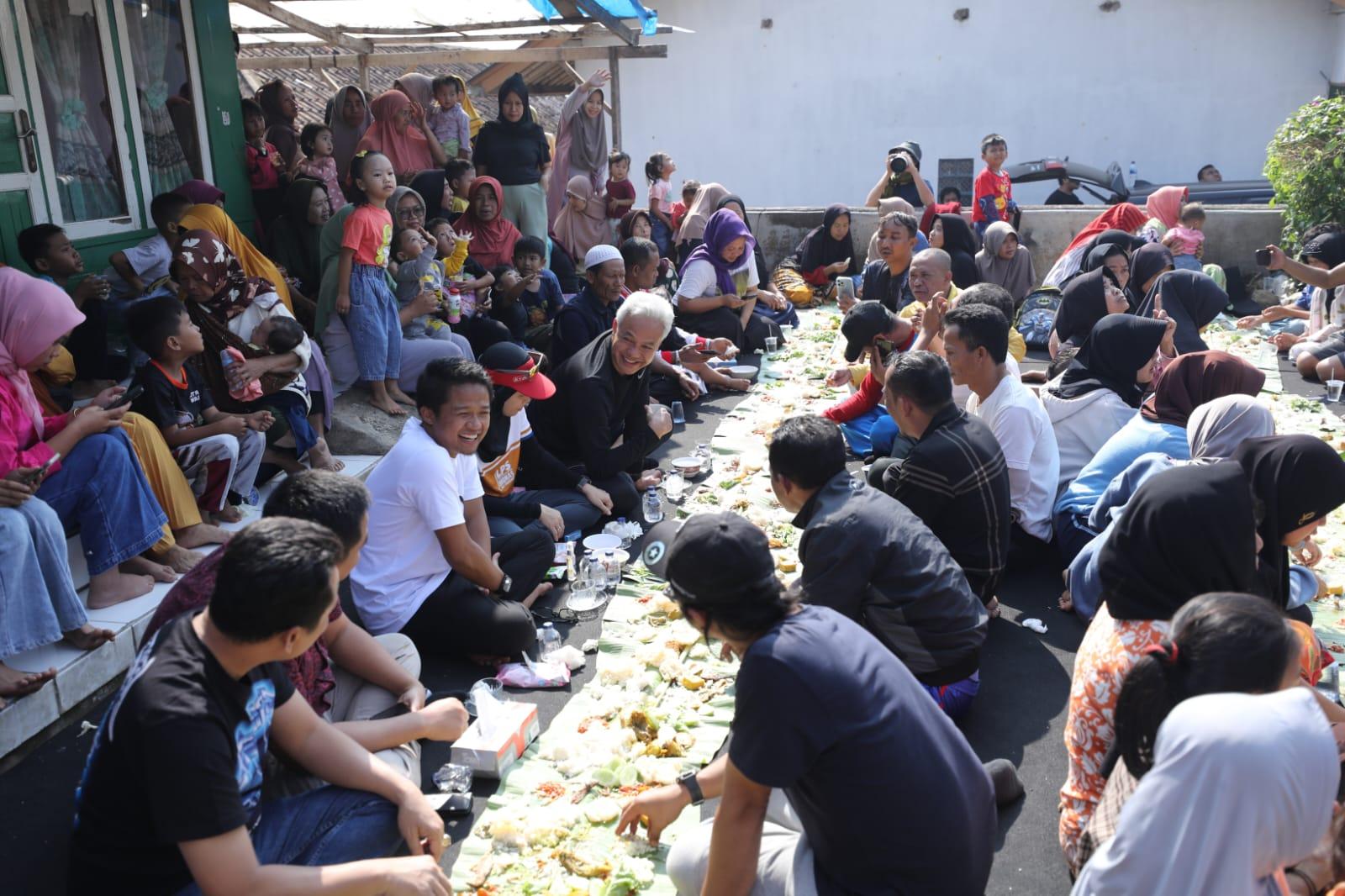 Ganjar-Makan-Nasi-Liwet-bareng-warga-Cianjur.jpg