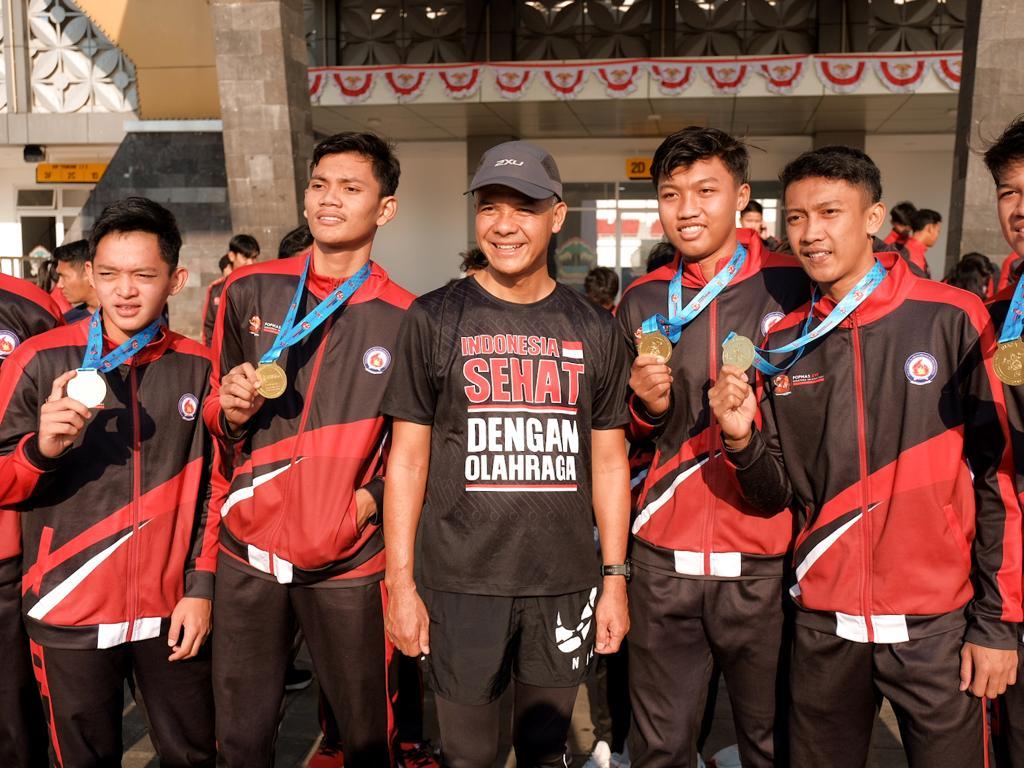 Ganjar-Pranowo-bertemu-puluhan-atlet-pelajar-asal-Jateng-yang-sabet-39-medali-emas-di-Popnas.jpg
