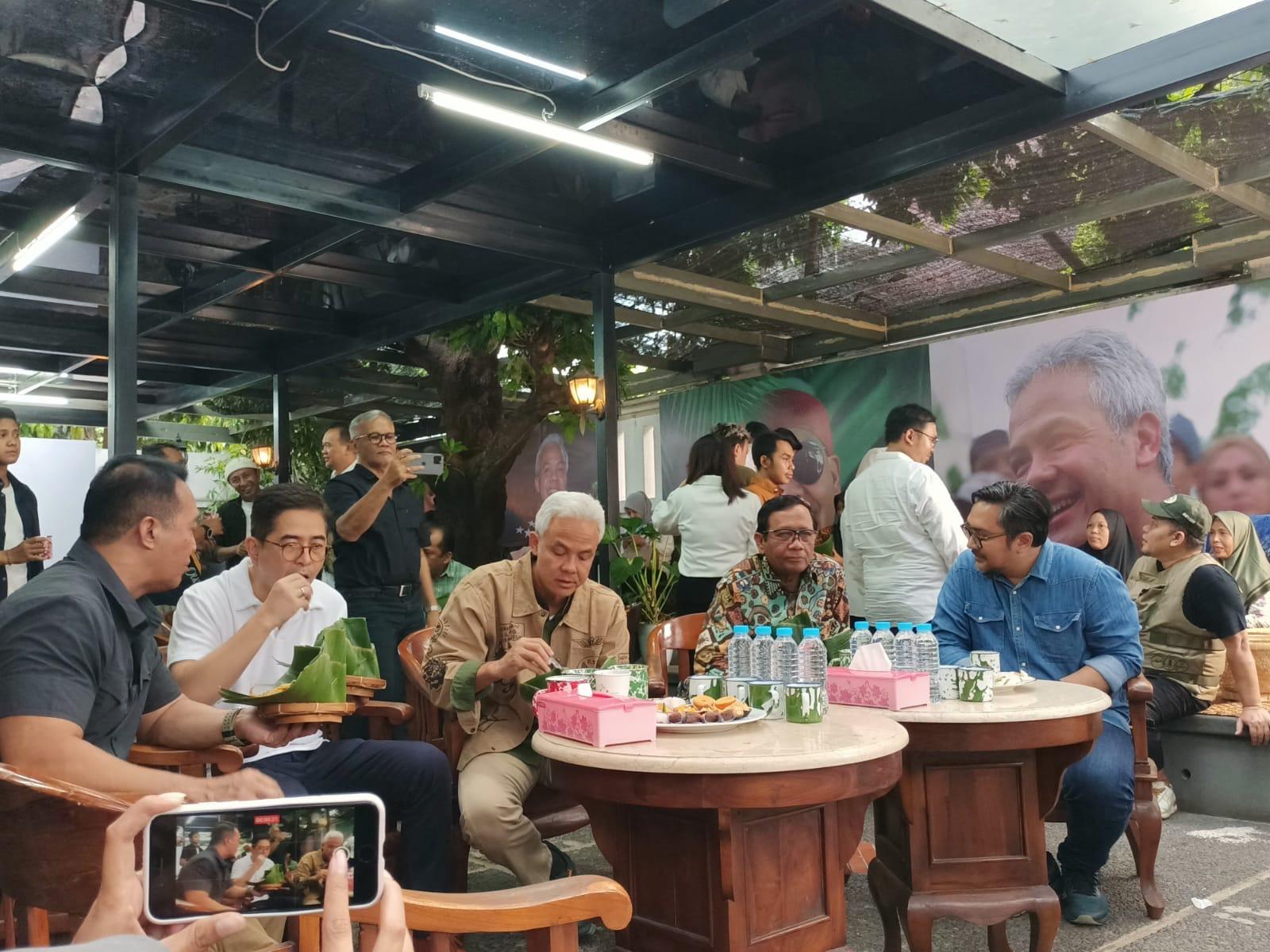 Selesai Tes Kesehatan di RSPAD, Ganjar-Mahfud MD Minum Jamu dan Makan Pecel Pincuk