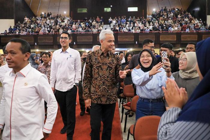 Beri Pembekalan ke Ribuan Calon Wisudawan UGM, Ganjar Cerita Baru Lulus Setelah 8 Tahun Kuliah