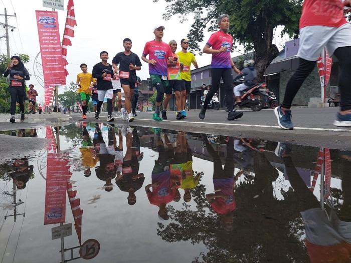 Kampanyekan Gemarikan di Jateng, Ganjar Pranowo Ikuti Central Java Fish Market Fun Run 5k di Solo