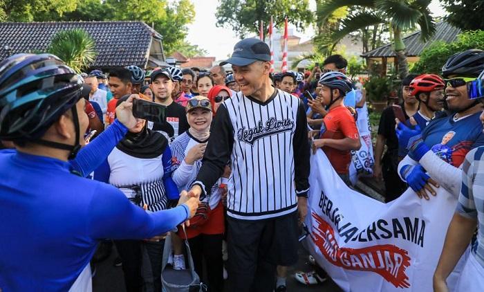 Beri Salam Perpisahan kepada Ganjar Pranowo, Ratusan Pesepeda: Nggak Pernah Jaim, Selalu di Hati