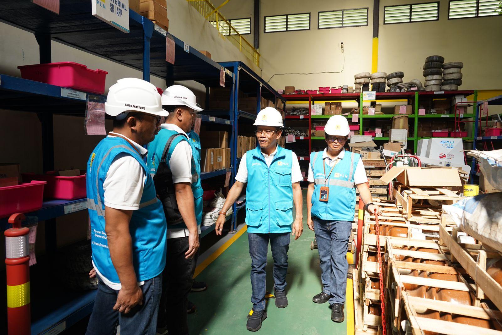 wartakota/General-Manager-PLN-UID-Jakarta-Raya-Lasiran-melakukan-pengecekan-material-pendukung-di-gudang-PLN.jpg