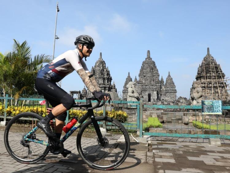 Gubernur-Jawa-Tengah-Ganjar-Pranowo-bersepeda-saat-mengikuti-ajang-Tour-De-Borobudur.jpg