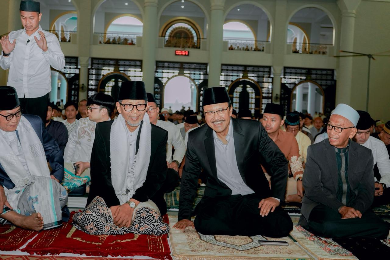 Usai Salat Idul Fitri di Masjid Al Akbar, Gus Ipul Tegaskan Efisiensi Anggaran Tak Sentuh Bansos