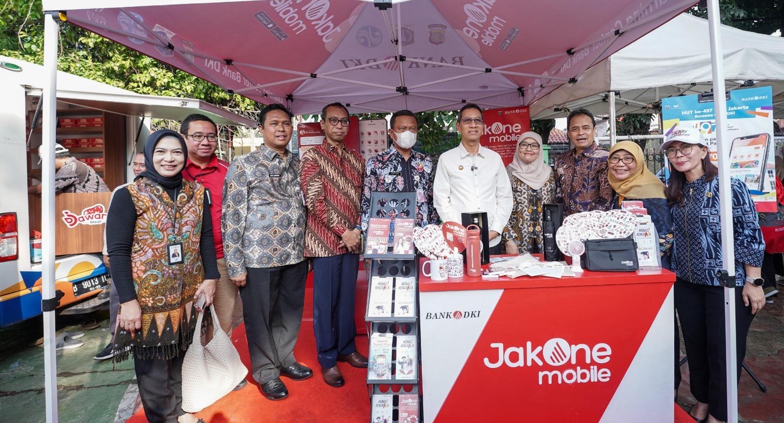Heru-Budi-Hartono-bersama-jajarannya-saat-meninjau-penyaluran-CSR.jpg