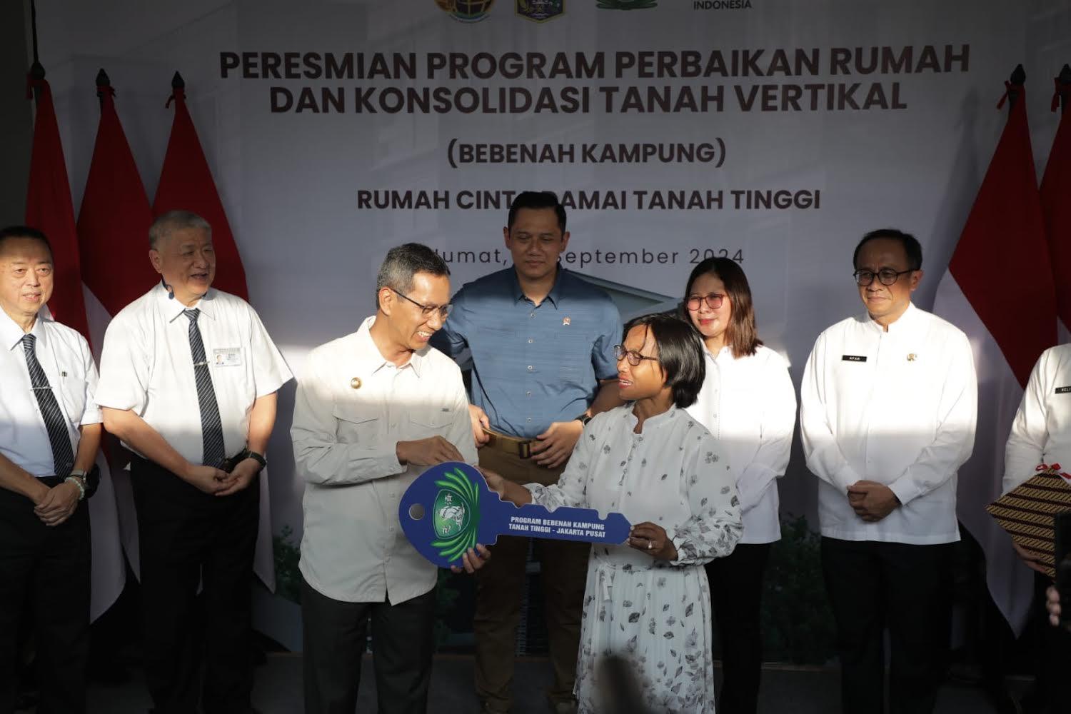 Heru Budi dan AHY Serahkan Kunci Hunian Vertikal untuk Warga Johar Baru Jakarta Pusat