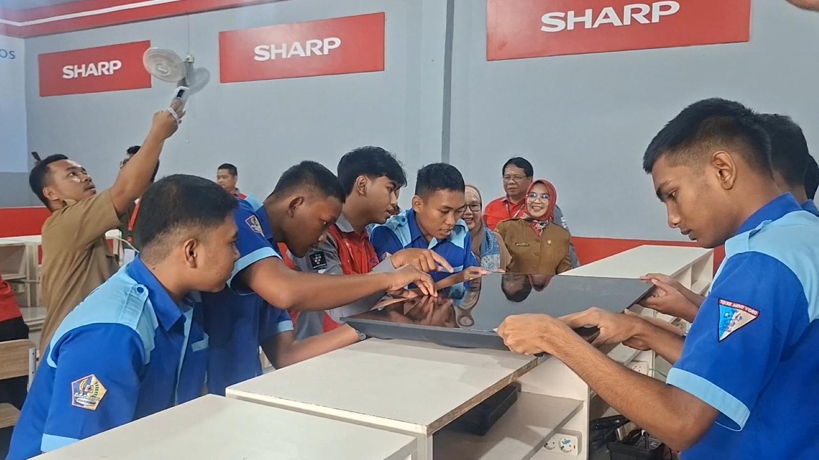 INOVASI-SEKOLAH-Siswa-Sekolah-Menengah-Kejuruan-SMK-3-Karawang.jpg