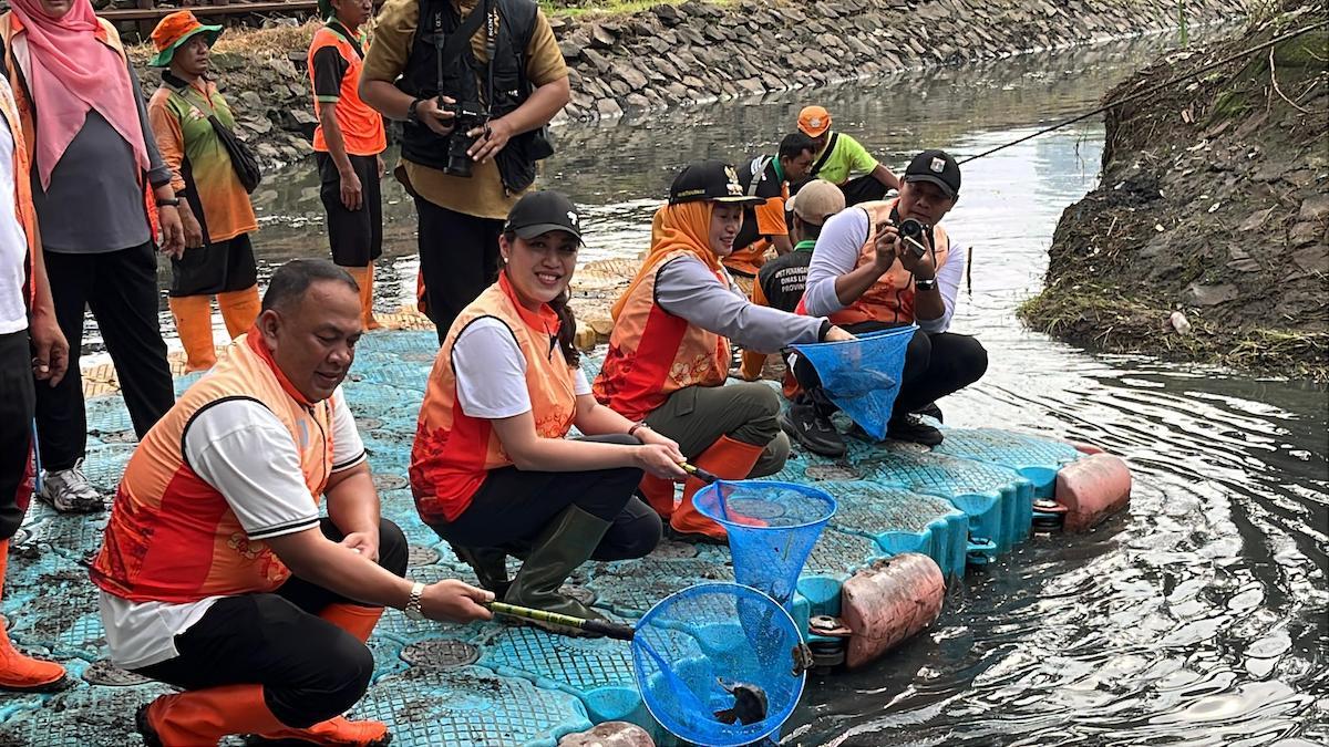 Cara Unik Wali Kota Jakarta Barat Beri Apresiasi ke Petugas yang Menangkap Ikan Sapu-sapu Terbanyak
