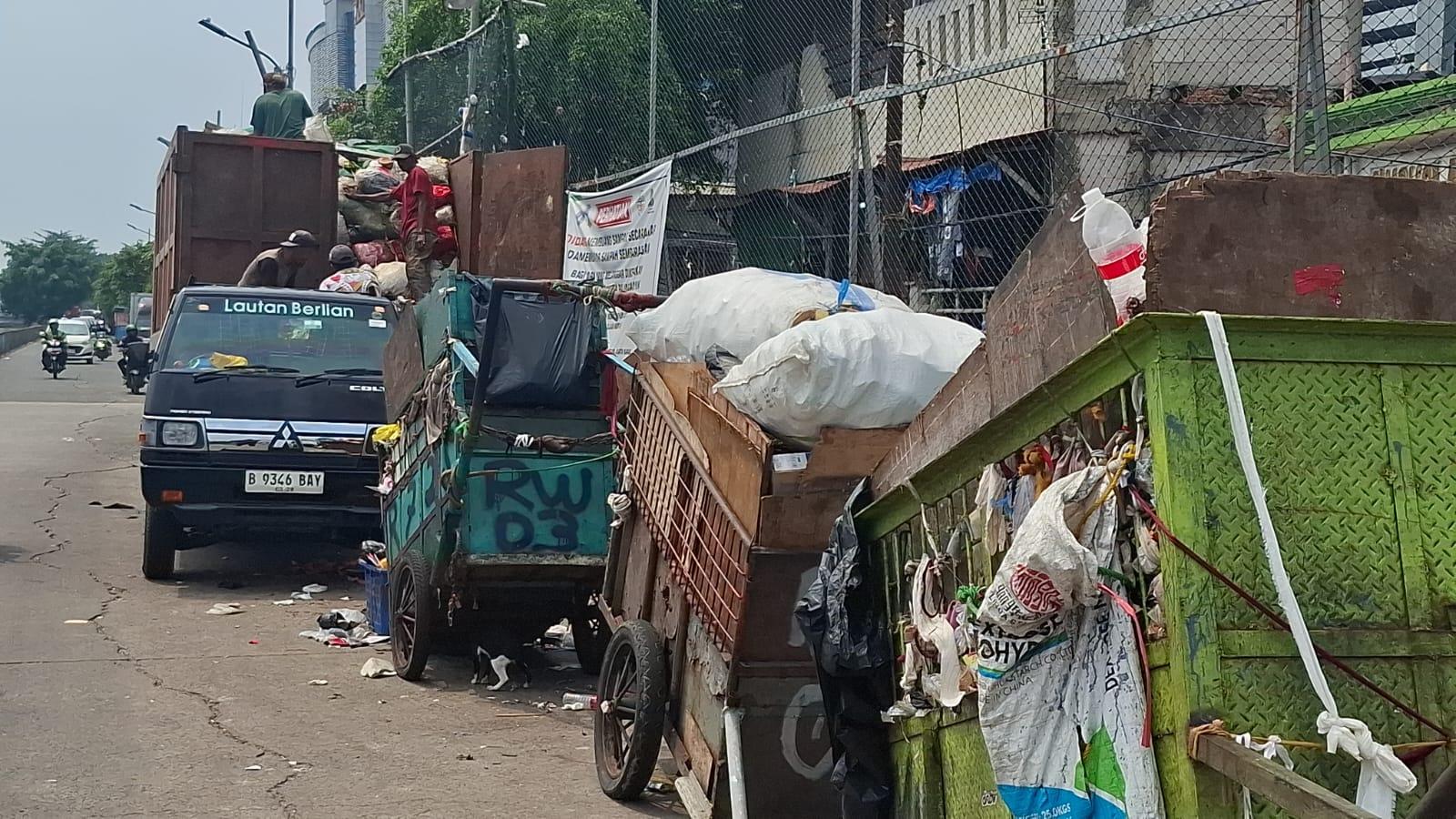 Jakarta Darurat Sampah Pasca-Lebaran: Bau Busuk di Tambora dan Gunungan Limbah di Duren Sawit