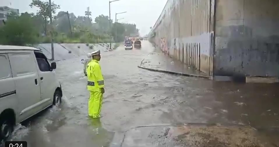 JALAN-BANJIR-di-Jakarta-17-November.jpg