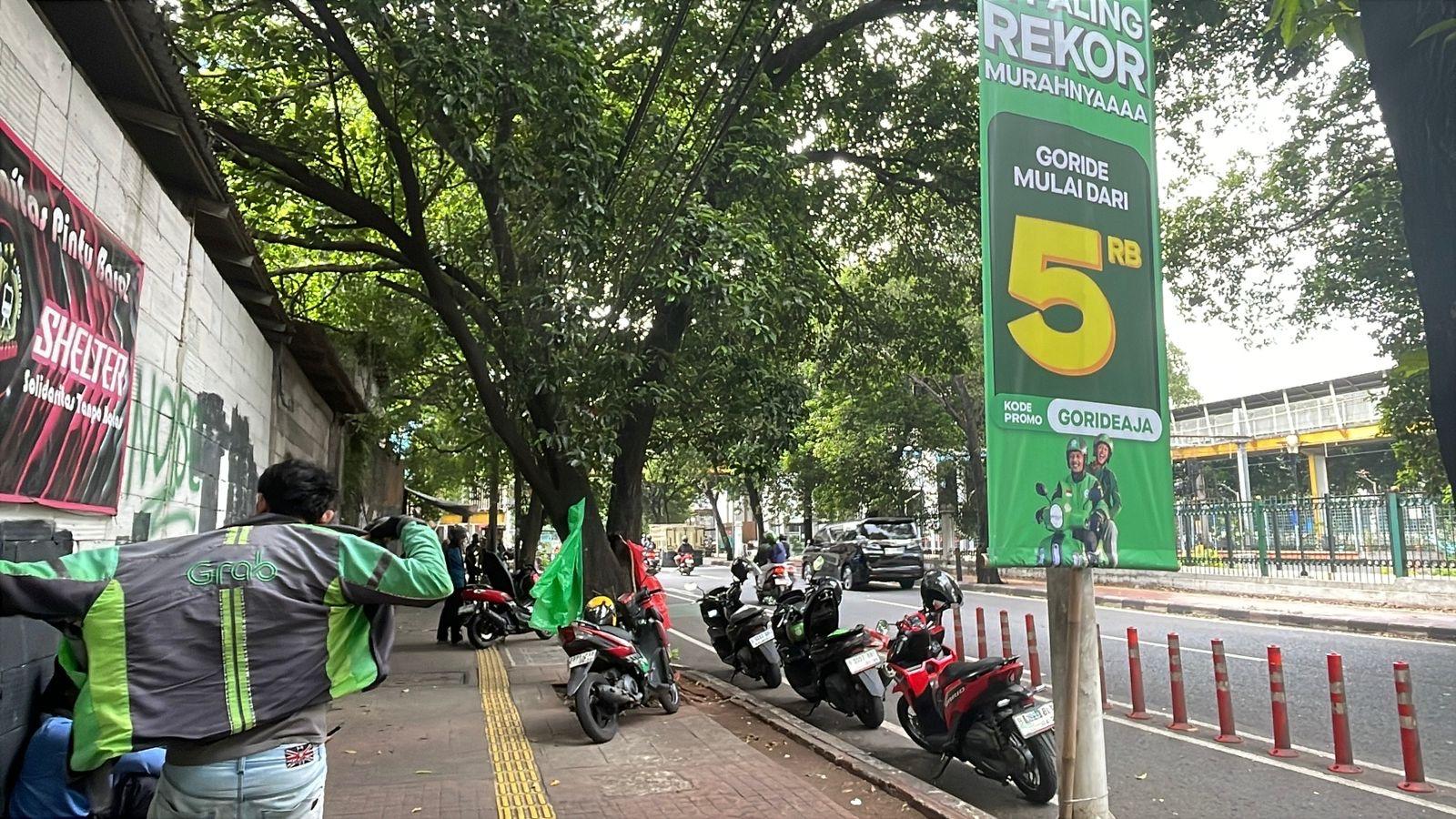 wartakota/JPO-Stasiun-Palmerah-yang-nampak-sepi-sehubungan-dengan-demo-ojol.jpg