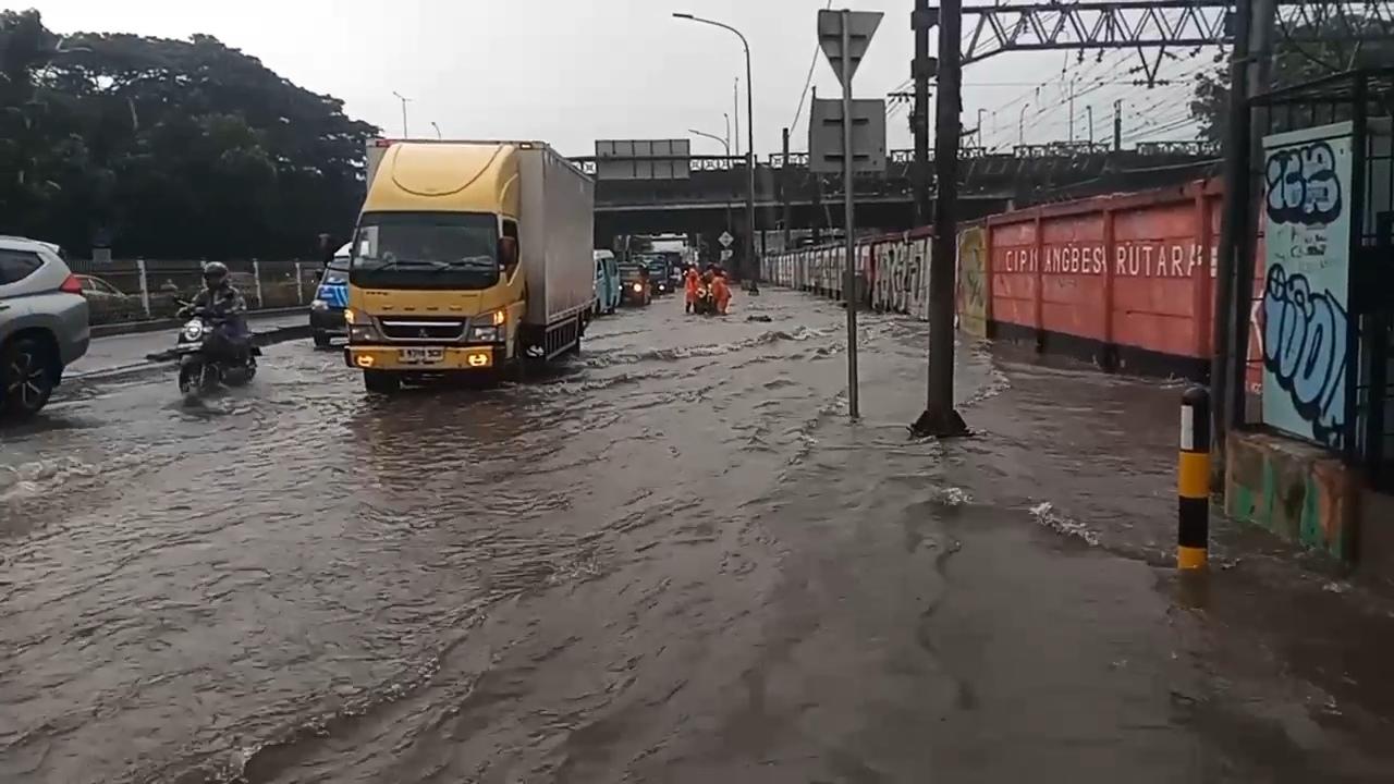 Jalan-Raya-bekasi-banjir123.jpg