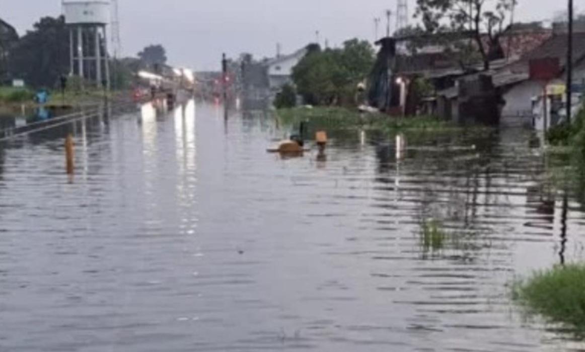 Jalur-kereta-di-Pekalongan-terendam-banjir.jpg