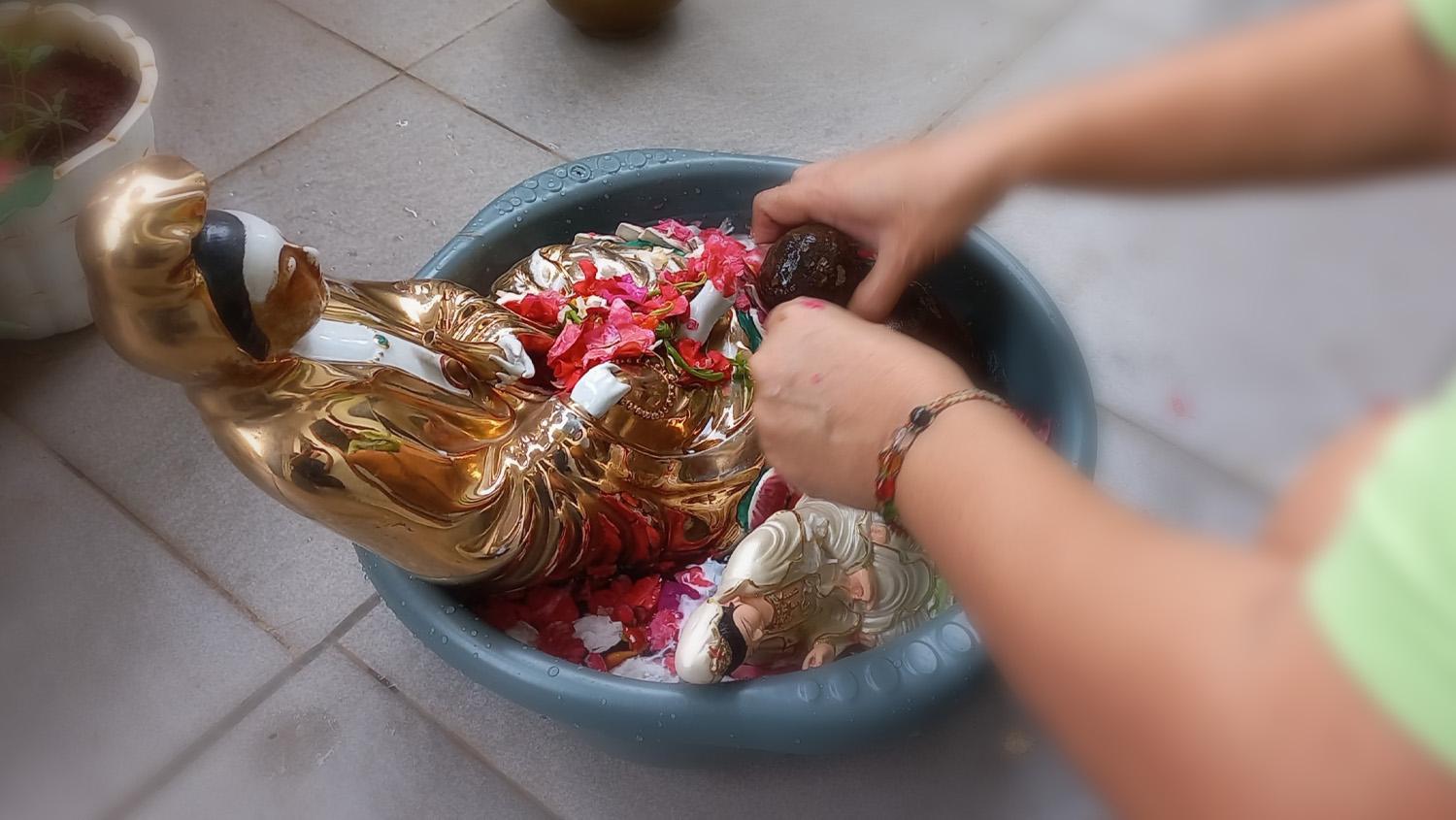 VIDEO Jelang Imlek, Masyarakat Tionghoa Melaksanakan Tradisi Bersih-Bersih Rumah