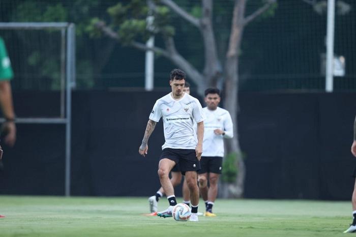 Jelang-lawan-Argentina-Shayne-Pattynama-sedang-berlatih-bersama-Timnas-Indonesia.jpg