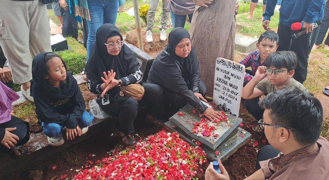 Tangis Keluarga Pecah, Panglima Tanah Abang Bang Ucu Dimakamkan Bertumpuk dengan Istri Pertama