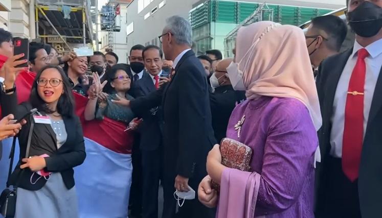 Dikerubungi Warga, Jokowi Selfie Pakai Handphone Emak-emak di Jerman