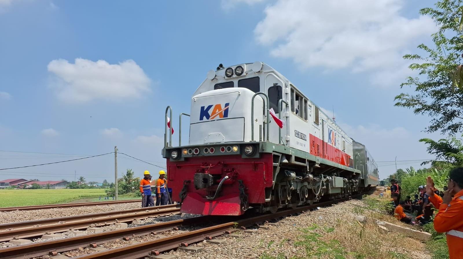 KA-Jarak-Jauh-melintas-di-lokasi-anjloknya-KA-1-Argo-Bromo-Anggrek-relasi-Surabaya-Pasar-Turi-Gambir.jpg