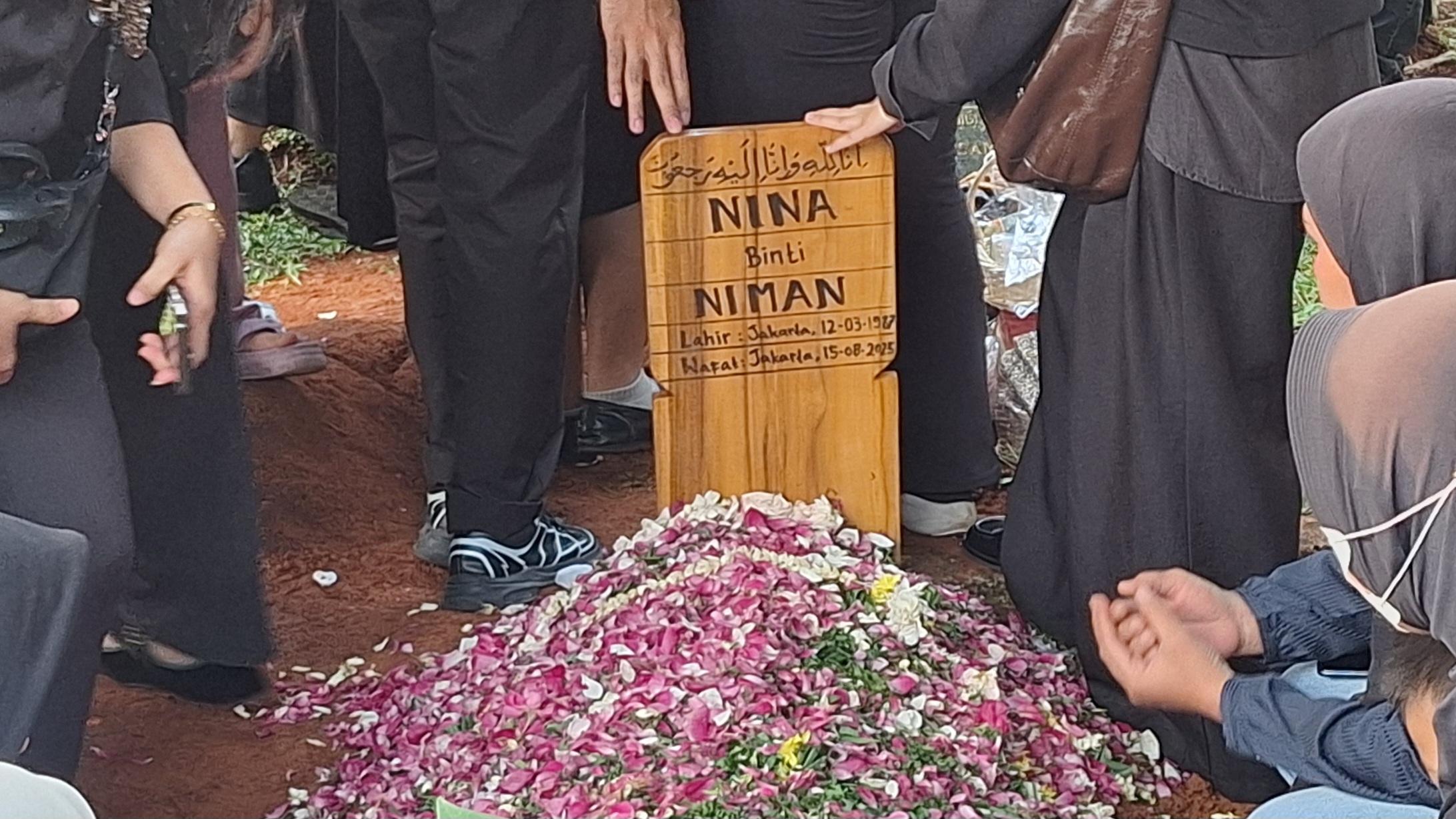 KABAR-DUKA-Suasana-pemakaman-Komedian-Mpok-Alpa-di-TPU-Tanah-Wakaf-Kujaran-2.jpg