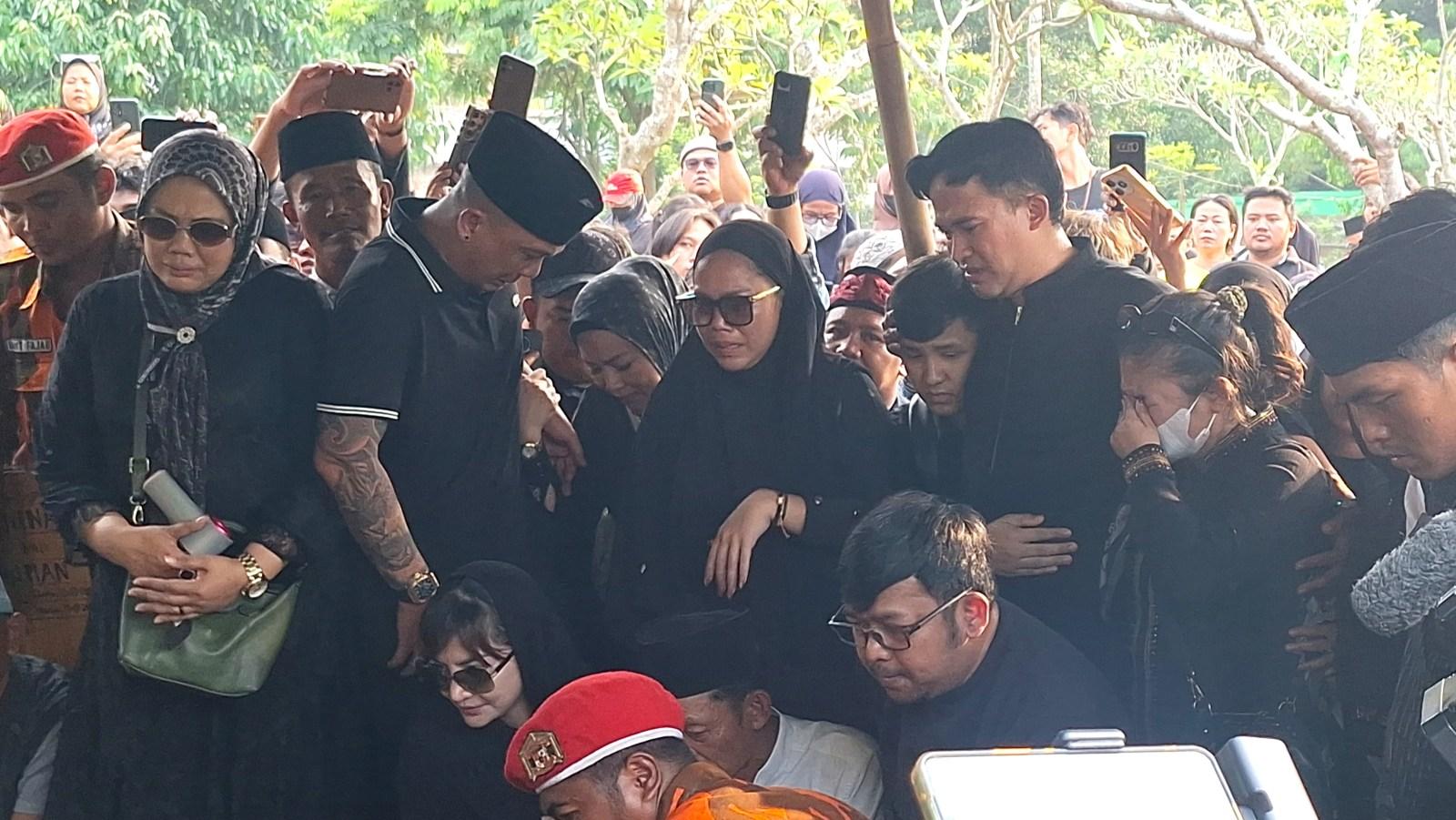 KABAR-DUKA-Suasana-pemakaman-Komedian-Mpok-Alpa-di-TPU-Tanah-Wakaf-Kujaran-Ciganjur.jpg