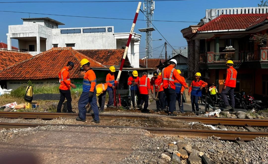 Jamin Keselamatan, KAI Daop 1 Jakarta Sukses Tutup 28 dari 31 Perlintasan KA Liar - Wartakotalive.com
