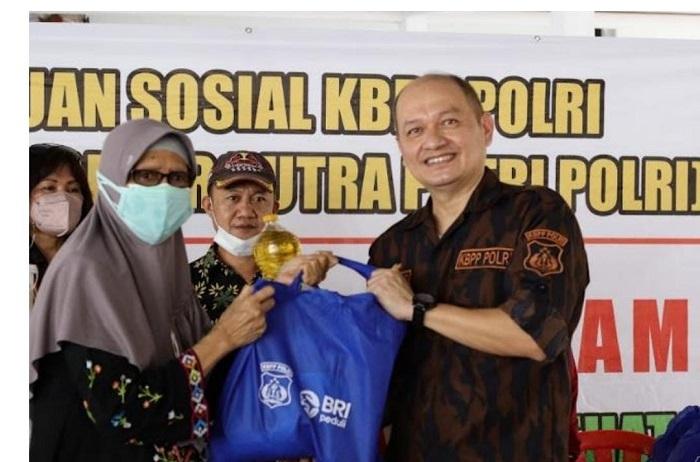 KBPP-Polri-bagi-bantuan-sosial-kepada-warga-di-Kompleks-Polri-Ulujami.jpg