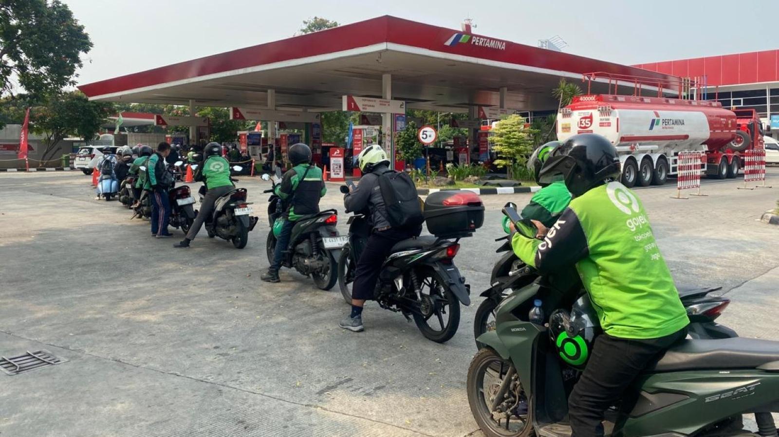 KENAIKAN-HARGA-BBM-Suasana-jalur-BBM-subsidi-di-SPBU-Pertamina-COCO-Daan-Mogot.jpg
