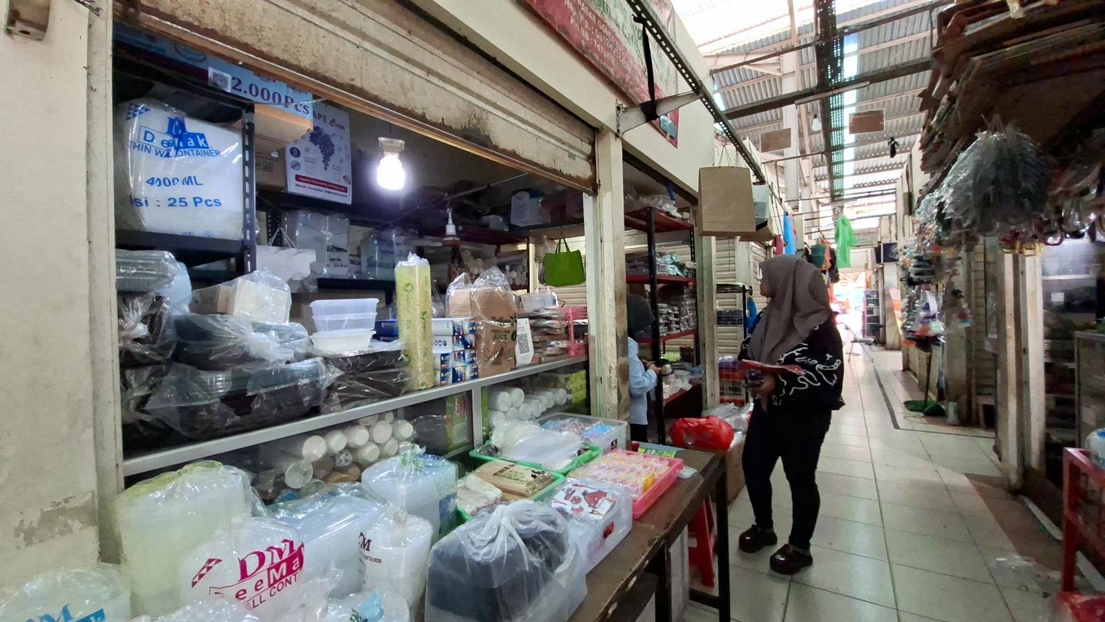 KENAIKAN-HARGA-PLASTIK-Suasana-Pasar-Gondangdia-Menteng-Jakarta-Pusat.jpg