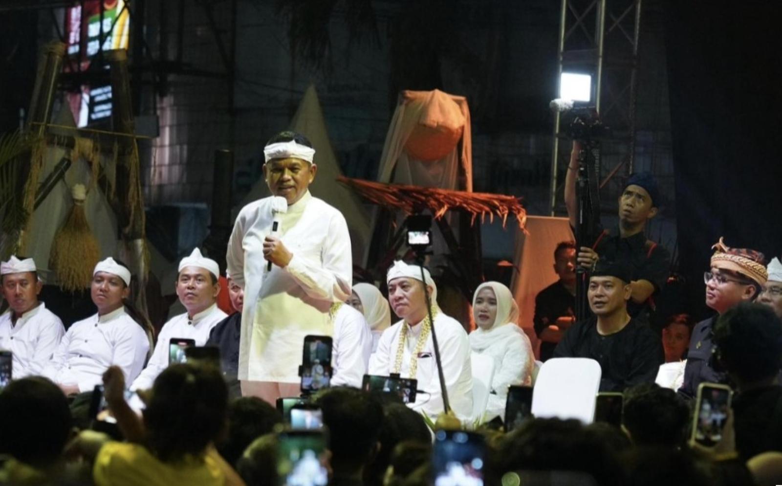 KIRAB-MAHKOTA-BINOKASIH-Gubernur-Jawa-Barat-Dedi-Mulyadi.jpg