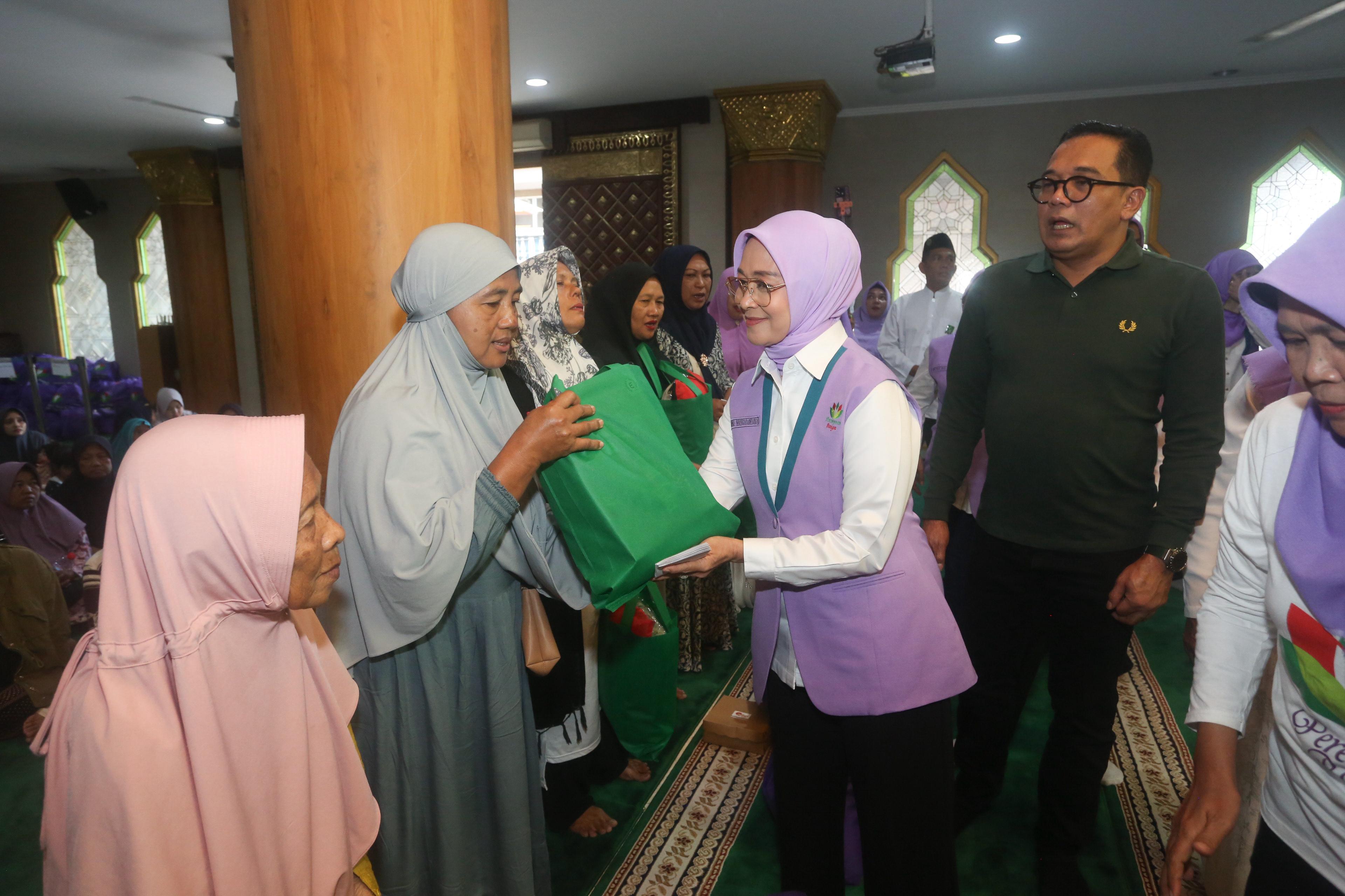 Korban Banjir Bali Terharu Dapat Bantuan dari Perempuan Bangsa