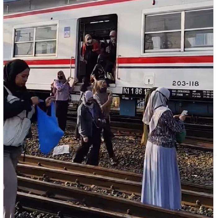 Kepanikan di Stasiun Manggarai: Ribuan Penumpang Terjebak Penumpukan Akibat KRL Anjlok!