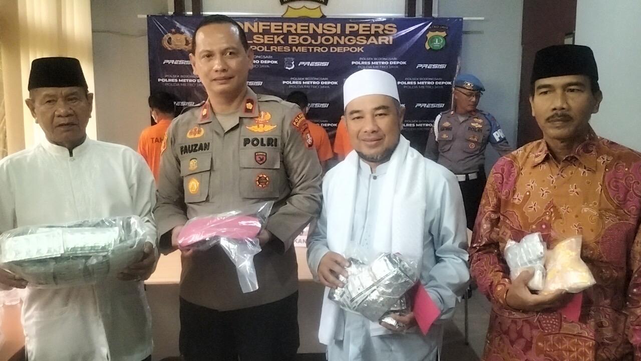 Kapolsek-Bojongsari-bersama-tokoh-MUI-menunjukkan-obat-obatan-terlarang.jpg