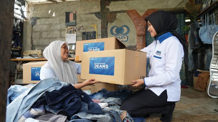Karyawan-PNM-kumpulkan-60-kilogram-celana-jeans-layak-pakai.jpg