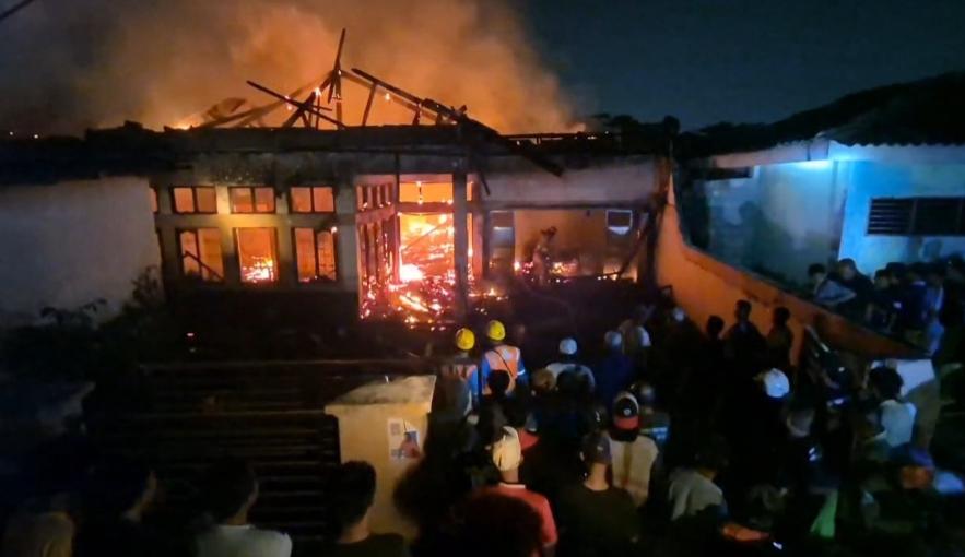 Warga Cilangkap Depok Bahu-membahu Gotong Mobil saat Rumah Tetangganya Terbakar