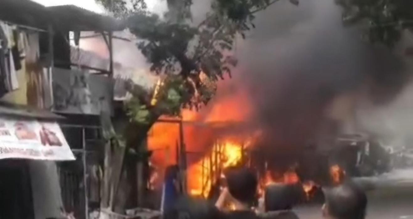 Kebakaran-terjadi-di-Lapak-barang-rongsokan.jpg